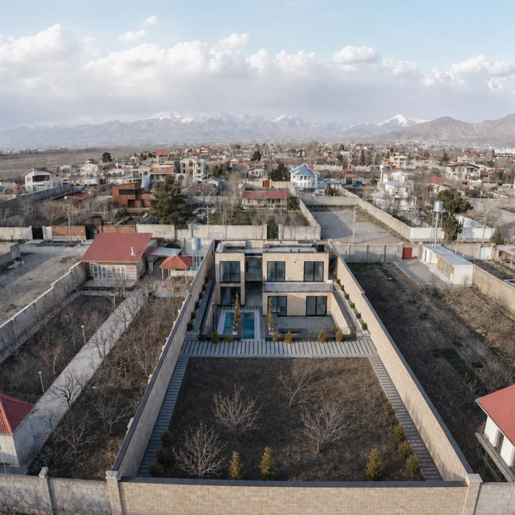 نمای هوایی خانه‌باغ افشاریه و باغ پیرامون آن با چشم‌انداز کوهستان در کردان