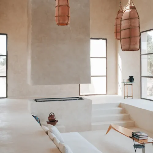 فضای نشیمن Sunken با سقف مرتفع و چراغ‌ های کوزه‌ ای در نمونه طراحی ویلا مدرن