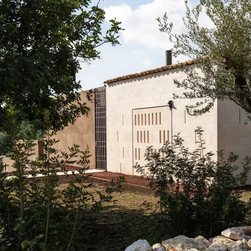 طراحی خانه ویلایی مدرن با ترکیب نمای سنگی و فرم‌های هندسی ساده
