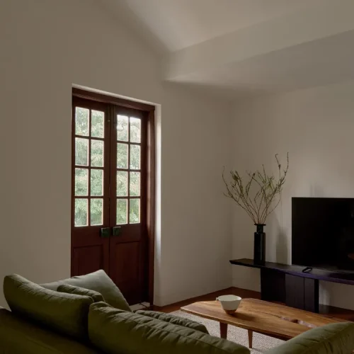 چیدمان TV Room با مبل سبز راحتی در طراحی ویلا به سبک مدرن