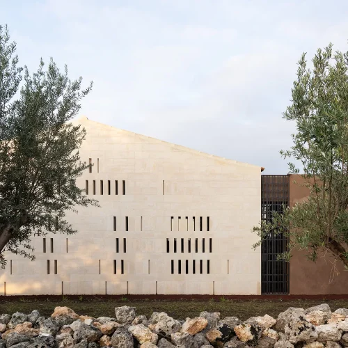 طراحی معماری ویلای مدرن با نمای سنگ طبیعی و روزنه‌های عمودی نور