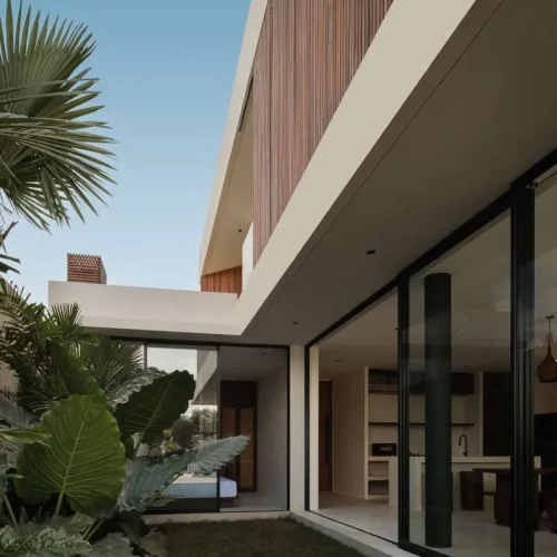 نمای خارجی و حیاط‌سازی استوایی در پروژه طراحی ویلا مدرن تاپا