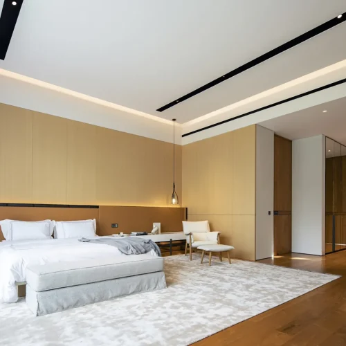 اتاق خواب مدرن Umasari House با دیوارهای چوبی و نورپردازی خطی