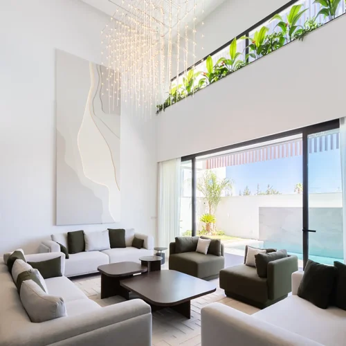 فضای نشیمن Villa H با پارتیشن چوبی میان فضاهای داخلی
