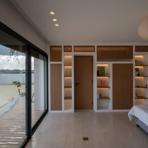 اتاق خواب Villa Riviera Golf با پنجره کشویی سرتاسری رو به استخر