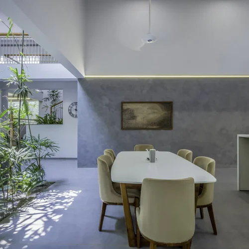 فضای غذاخوری Void House در کنار حیاط سبز و نورگیر داخلی